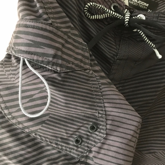 Men’s sz 26 Volcom swim board shorts - Picture 4 of 5